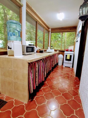 Bungalow estándar, 1 cama Queen size, acceso a la alberca, vista al jardín | Cocina privada | Cafetera y tetera, tetera eléctrica, toallas de papel y comedor 