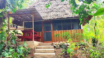 Cabaña junior, 1 cama matrimonial, acceso a la alberca, vista al jardín | Camas con efecto memoria y muebles diferentes