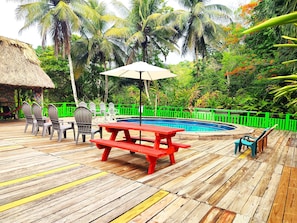 Outdoor pool, sun loungers - The Maya Mountain Lodge (San Ignacio)