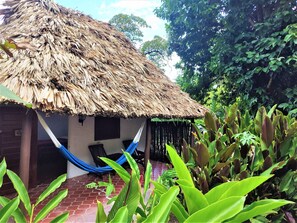 Cabana estàndard, diversos llits, accés a la piscina, vistes al jardí | Vista des de l'habitació