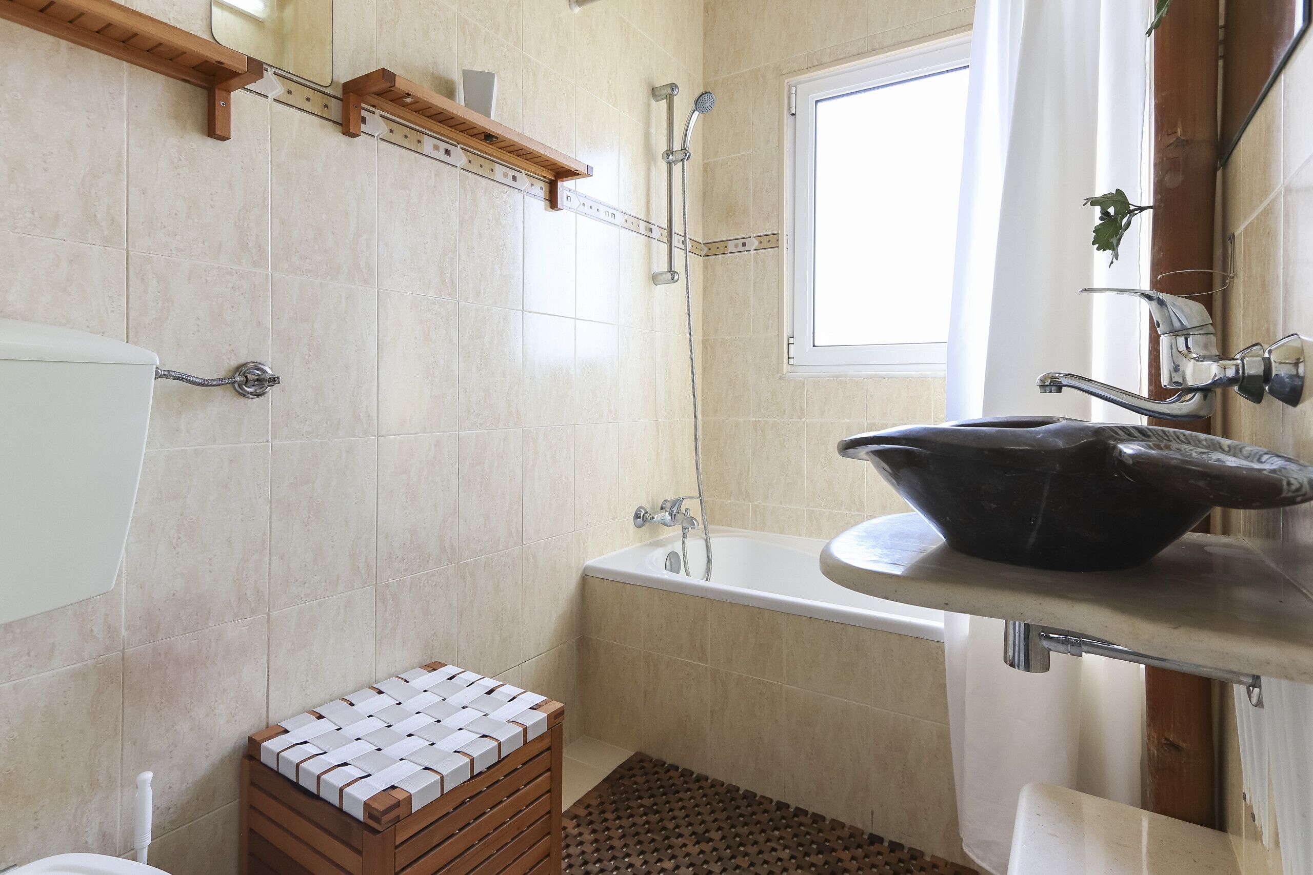 Een bad, gratis toiletartikelen, een haardroger, handdoeken