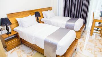 Deluxe Twin Room | Desk, laptop workspace, soundproofing, iron/ironing board