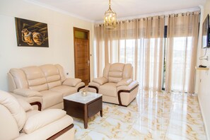 Tomannsrom – deluxe | Oppholdsområde | Flatskjerm-TV