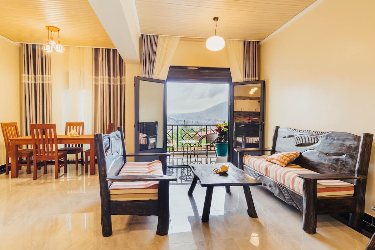 Un espacio acogedor con comedor, sillas, sofá y vistas al exterior.