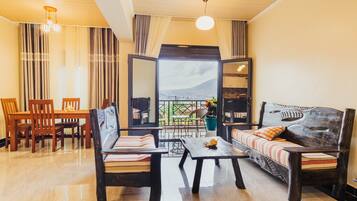 Leilighet, 3 soverom | Skrivebord, skrivebord for bærbar PC, lydisolert og strykejern/-brett