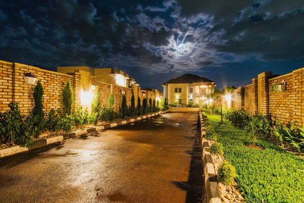 ด้านหน้าที่พัก - ตอนเย็น/กลางคืน