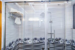 Ensemble douche/baignoire, chaussons, serviettes fournies
