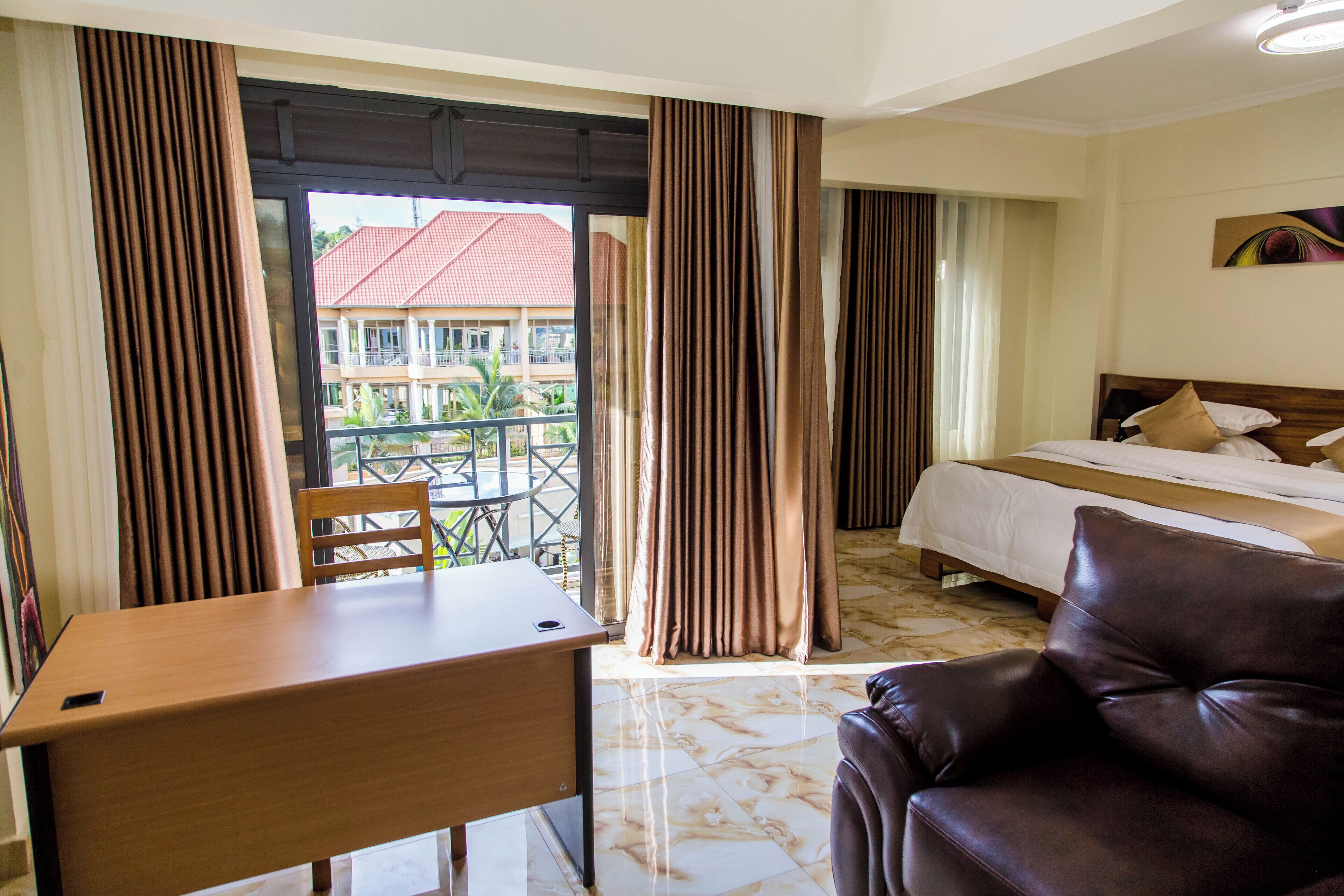 Executive Room | Desk, laptop workspace, soundproofing, iron/ironing board