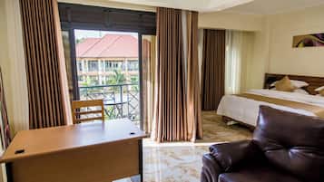 Executive Room | Desk, laptop workspace, soundproofing, iron/ironing board