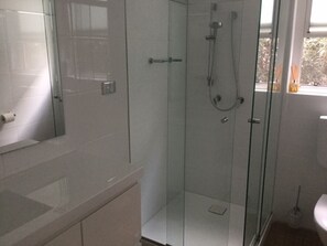 Een douche, een haardroger, toiletpapier