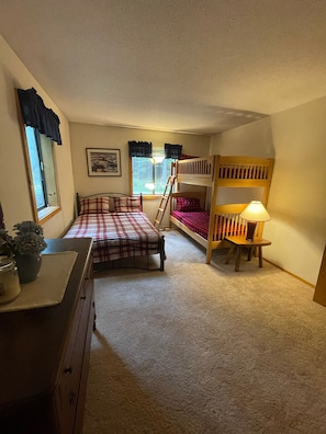 3 bedrooms, desk, iron/ironing board, free WiFi
