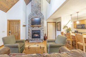 TV, fireplace, DVD player - L119-C, 4 Br Lakefront Cabin, Dogs, Fishing, Pool, Plygnd, Fun, Nr Silver Dollar (Reeds Spring)