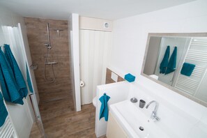 Dusche, Haartrockner, Handtücher, Seife