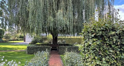 Guesthouse and free wellness in beautiful garden, close to nature and Eindhoven