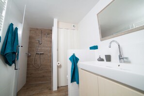 Douche, sèche-cheveux, serviettes fournies, savon