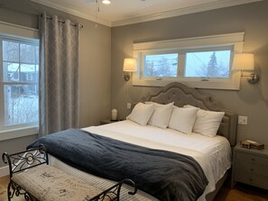 7 bedrooms, desk, iron/ironing board, travel cot