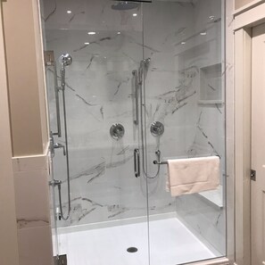 Ensemble douche/baignoire, sèche-cheveux, serviettes fournies, savon