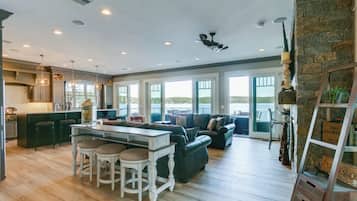 智能電視、壁爐、足球機、書籍