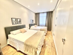 2 bedrooms, iron/ironing board, WiFi, bed sheets - Spacious 2-bedroom apartment on Paulista Avenue. (São Paulo)