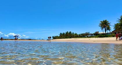 Beach house with 4 suites and a pool. Comfort and privacy just steps from the sea.