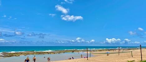 Plage, chaises longues, serviettes de plage
