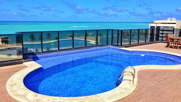Piscina na cobertura com visão panorâmica do mar de jatiúca.