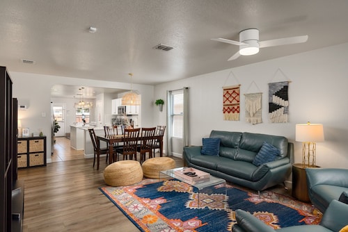 Enjoy Casa Blanca: Family Friendly, Hot Tub, Patio & BBQ