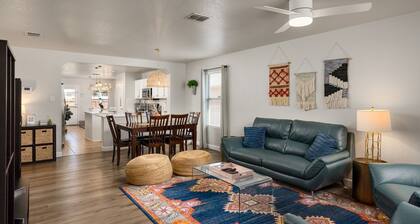 Enjoy Casa Blanca: Family Friendly, Hot Tub, Patio & BBQ