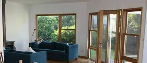 Smart-TV, peis, DVD-spiller og bøker