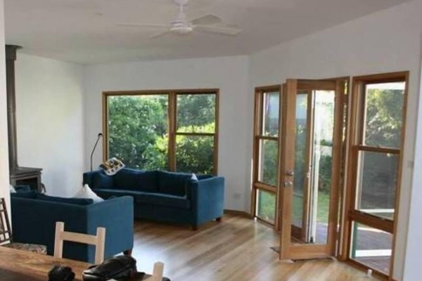 TV connectée, cheminée, lecteur de DVD, livres