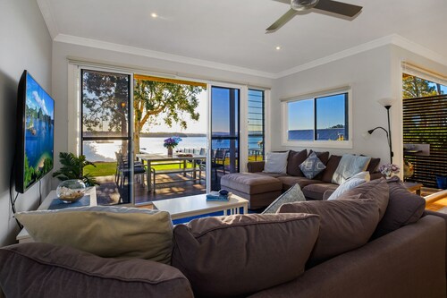 Sand Lake House- Absolute Waterfront Holiday Home at Lake Macquarie 