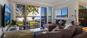 Sand Lake House- Absolute Waterfront Holiday Home at Lake Macquarie 