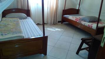 2 habitaciones, tabla de planchar con plancha y ropa de cama