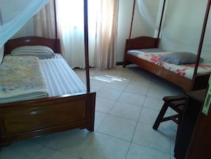 2 Schlafzimmer, Bügeleisen/Bügelbrett, Bettwäsche