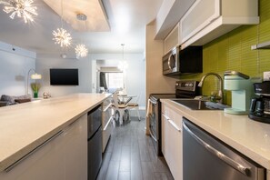 Réfrigérateur, micro-ondes, four, plaque de cuisson