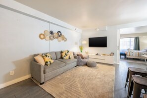 Téléviseur connecté, livres, bureau