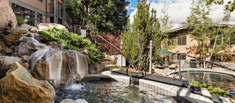 Family Friendly Affordable 3BR Plus Loft Sleeps 8 Ski-In-Ski-Out Townhouse w/Hot