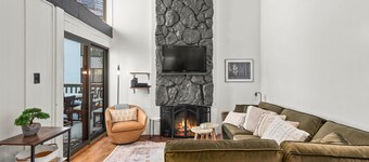 Snowmass Mall 3BR + Loft Townhome Sleeps 8 Ski-In-Ski-Out Townhouse w/HotTub