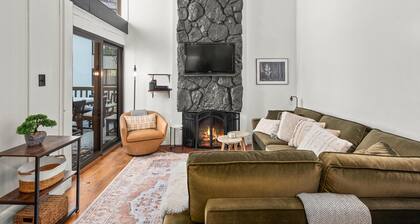 Snowmass Mall 3BR + Loft Townhome Sleeps 8 Ski-In-Ski-Out Townhouse w/HotTub