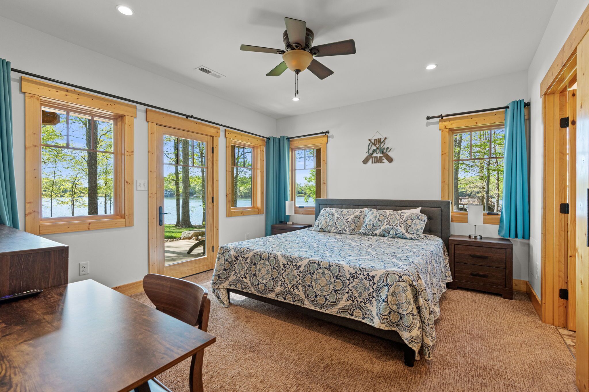 8 habitaciones, escritorio y tabla de planchar con plancha 