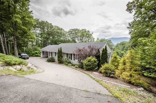 Family Getaway in N. Conway, Sleeps 16, AC, Hot Tub, Game Room, Pets Welcome