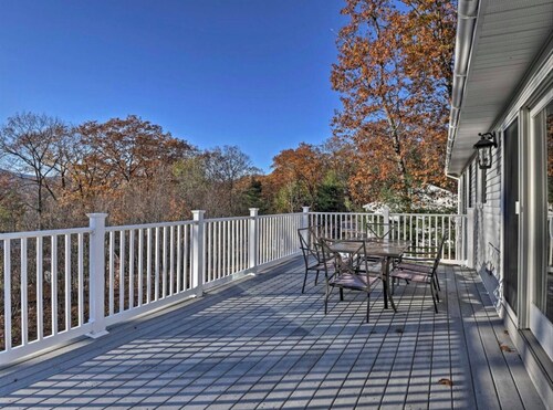 Family Getaway in N. Conway, Sleeps 16, AC, Hot Tub, Game Room, Pets Welcome