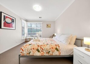 3 chambres, fer et planche à repasser, Wi-Fi gratuit, draps fournis