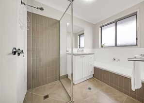 Douche, serviettes fournies, savon, shampoing