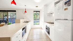 Fridge, microwave, oven, stovetop - 19 Georgian Court, Bright (Bright)