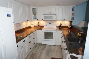 ثلاجة، ميكروويف، فرن، موقد طهي مسطح