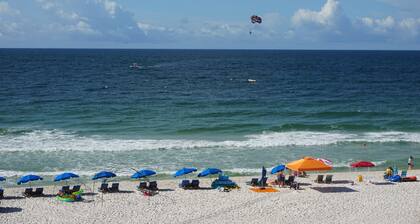 Modern Beachfront Corner balcony , 2 Kings, 60" TV/XBox
4th FL, hear the waves