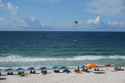 Modern Beachfront Corner balcony , 2 Kings,  60" TV/XBox 
4th FL, hear the waves