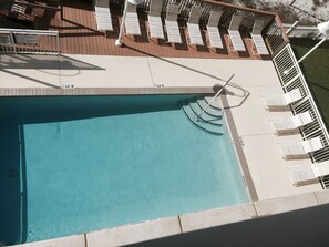 حمّام سباحة خارجي، حمّام سباحة مُدفَّأ