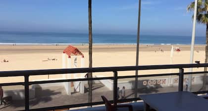First line beach in Cádiz. Completely renovated in January 2017, brand new